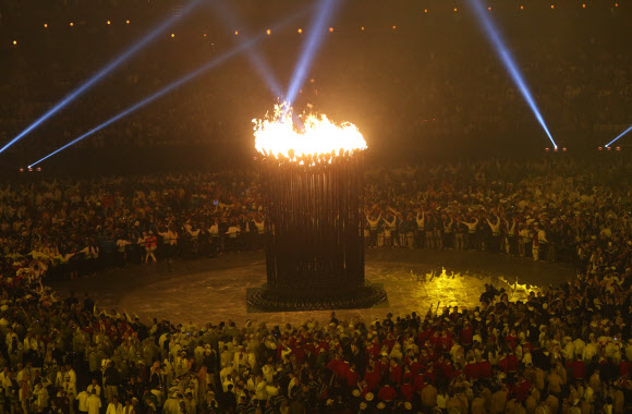 지구촌 최대 스포츠축제가 될 제30회 런던하계올림픽이 28일 영국 런던 북동부 리밸리의 올림픽스타디움에서 화려한 막을 올렸다. ‘경이로운 영국(Isles of Wonder)’이라는 주제로 열린 개막식은 대니 보일 감독이 연출을 맡아 산업화의 진통에서 회복해 미래를 바라보는 농촌의 이야기를 담았다. 성화가 활활 불타오르고 있다. 런던 연합뉴스