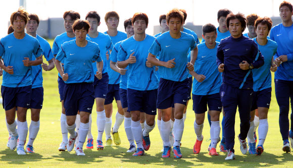 28일 영국 코벤트리의 워윅 유니버시티 축구 훈련장에서 올림픽 축구 대표팀 선수들이 가볍게 몸을 풀고 있다. 코벤트리(영국) 연합뉴스