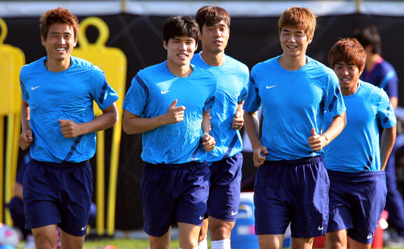 28일 영국 코벤트리의 워윅 유니버시티 축구 훈련장에서 올림픽 축구 대표팀 선수들이 밝은 표정으로 가볍게 몸을 풀고 있다.  코벤트리(영국)연합뉴스