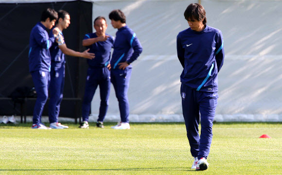 28일 영국 코벤트리의 워윅 유니버시티 축구 훈련장에서 열린 올림픽 축구 대표팀 훈련에서 홍명보 감독이 그라운드를 체크하고 있다. 코벤트리(영국) 연합뉴스