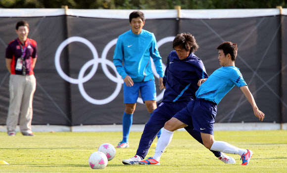 28일 영국 코벤트리의 워윅 유니버시티 축구 훈련장에서 열린 올림픽 축구 대표팀 훈련에서 홍명보 감독이 선수들과 함께 훈련하고 있다.코벤트리(영국) 연합뉴스