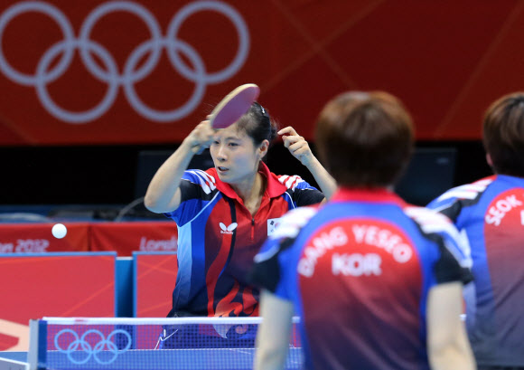 런던올림픽 개막을 하루 앞두고 27일  런던 엑셀 사우스 아레나에서 열린 탁구대표팀 공식훈련에서 김경아가 공을 받아넘기고 있다. 런던 연합뉴스