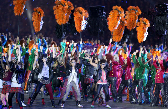 지구촌 최대 스포츠축제가 될 제30회 런던하계올림픽이 28일 영국 런던 북동부 리밸리의 올림픽스타디움에서 화려한 막을 올렸다. ‘경이로운 영국(Isles of Wonder)’이라는 주제로 열린 개막식은 대니 보일 감독이 연출을 맡아 산업화의 진통에서 회복해 미래를 바라보는 농촌의 이야기를 담았다. ‘미래지향’을 주제로 세계대전 이후 영국의 변화상을 형상화한 3막 공연이 펼쳐지고 있다. 런던 연합뉴스