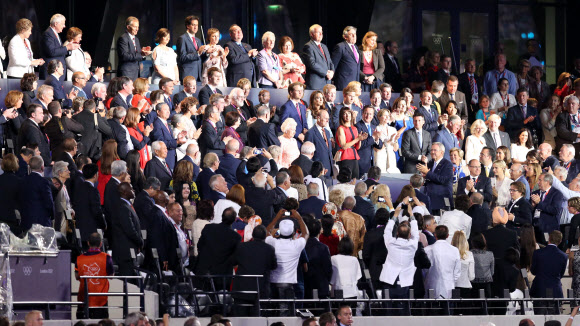 지구촌 최대 스포츠축제가 될 제30회 런던하계올림픽이 28일 영국 런던 북동부 리밸리의 올림픽스타디움에서 화려한 막을 올렸다.  영국 여왕과 주요 인사들이 박수를 치고 있다.이번 대회에는 전 세계 205개 나라에서 1만6천 여명의 선수단이 참가해 26개 종목에서 총 302개의 금메달을 놓고 기량을 겨룬다. 런던 연합뉴스