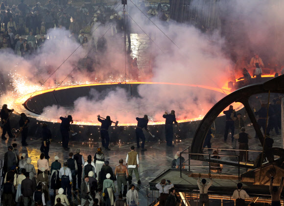 지구촌 최대 스포츠축제가 될 제30회 런던하계올림픽이 28일 영국 런던 북동부 리밸리의 올림픽스타디움에서 화려한 막을 올렸다. ‘경이로운 영국(Isles of Wonder)’이라는 주제로 열린 개막식은 대니 보일 감독이 연출을 맡아 산업화의 진통에서 회복해 미래를 바라보는 농촌의 이야기를 담았다. 광부, 제철소 노동자, 직공, 기술자 차림을 한 연기자들이 산업혁명의 선구자인 영국이 세계의 공장 역할을 하던 시기를 형상화한 2막 공연이 펼쳐지고 있다. 런던 연합뉴스