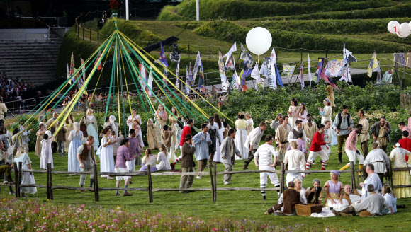지구촌 최대 스포츠축제가 될 제30회 런던하계올림픽이 28일 영국 런던 북동부 리밸리의 올림픽스타디움에서 화려한 막을 올렸다. ‘경이로운 영국(Isles of Wonder)’이라는 주제로 열린 개막식은 대니 보일 감독이 연출을 맡아 산업화의 진통에서 회복해 미래를 바라보는 농촌의 이야기를 담았다. 영국 농촌 마을의 아름다운 자연과 활기찬 삶이 형상화된 1막 공연이 펼쳐지고 있다. 런던 연합뉴스