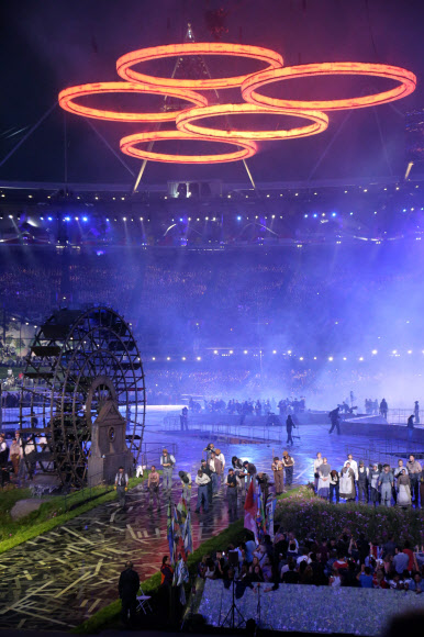 지구촌 최대 스포츠축제가 될 제30회 런던하계올림픽이 28일 영국 런던 북동부 리밸리의 올림픽스타디움에서 화려한 막을 올렸다. ‘경이로운 영국(Isles of Wonder)’이라는 주제로 열린 개막식은 대니 보일 감독이 연출을 맡아 산업화의 진통에서 회복해 미래를 바라보는 농촌의 이야기를 담았다. 광부, 제철소 노동자, 직공, 기술자 차림을 한 연기자들이 산업혁명의 선구자인 영국이 세계의 공장 역할을 하던 시기를 형상화한 2막 공연이 펼쳐지고 있다. 런던 연합뉴스