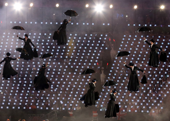 지구촌 최대 스포츠축제가 될 제30회 런던하계올림픽이 28일 영국 런던 북동부 리밸리의 올림픽스타디움에서 화려한 막을 올렸다. ‘경이로운 영국(Isles of Wonder)’이라는 주제로 열린 개막식은 대니 보일 감독이 연출을 맡아 산업화의 진통에서 회복해 미래를 바라보는 농촌의 이야기를 담았다. ‘미래지향’을 주제로 세계대전 이후 영국의 변화상을 형상화한 3막 공연이 펼쳐지고 있다. 런던 연합뉴스