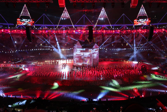 지구촌 최대 스포츠축제가 될 제30회 런던하계올림픽이 28일 영국 런던 북동부 리밸리의 올림픽스타디움에서 화려한 막을 올렸다. ‘경이로운 영국(Isles of Wonder)’이라는 주제로 열린 개막식은 대니 보일 감독이 연출을 맡아 산업화의 진통에서 회복해 미래를 바라보는 농촌의 이야기를 담았다. ‘미래지향’을 주제로 세계대전 이후 영국의 변화상을 형상화한 3막 공연이 펼쳐지고 있다. 런던 연합뉴스