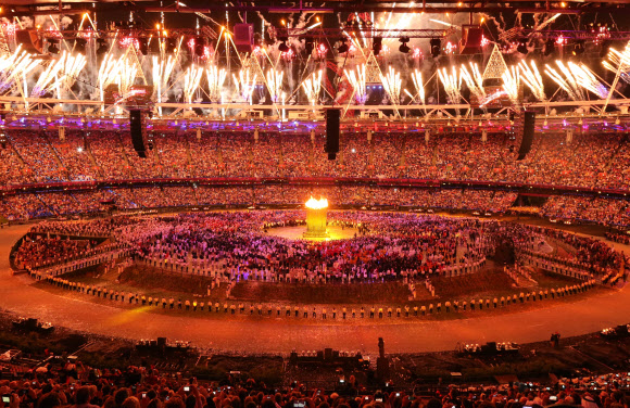 지구촌 최대 스포츠축제가 될 제30회 런던하계올림픽이 28일 영국 런던 북동부 리밸리의 올림픽스타디움에서 화려한 막을 올렸다. ‘경이로운 영국(Isles of Wonder)’이라는 주제로 열린 개막식은 대니 보일 감독이 연출을 맡아 산업화의 진통에서 회복해 미래를 바라보는 농촌의 이야기를 담았다. 개막 축포가 런던 밤하늘을 수놓고 있다. 런던 연합뉴스