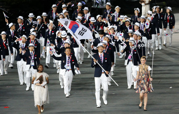 지구촌 최대 스포츠축제가 될 제30회 런던하계올림픽이 28일 영국 런던 북동부 리밸리의 올림픽스타디움에서 화려한 막을 올렸다. 개막식에서 태극기를 든 핸드볼 대표팀 윤경신 선수를 선두로 대한민국 선수단이 입장하고 있다. 이번 대회에는 전 세계 205개 나라에서 1만6천 여명의 선수단이 참가해 26개 종목에서 총 302개의 금메달을 놓고 기량을 겨룬다. 런던 연합뉴스