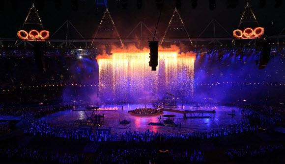 지구촌 최대 스포츠축제가 될 제30회 런던하계올림픽이 28일 영국 런던 북동부 리밸리의 올림픽스타디움에서 화려한 막을 올렸다. ‘경이로운 영국(Isles of Wonder)’이라는 주제로 열린 개막식은 대니 보일 감독이 연출을 맡아 산업화의 진통에서 회복해 미래를 바라보는 농촌의 이야기를 담았다. 광부, 제철소 노동자, 직공, 기술자 차림을 한 연기자들이 산업혁명의 선구자인 영국이 세계의 공장 역할을 하던 시기를 형상화한 2막 공연이 펼쳐지고 있다. 런던 연합뉴스