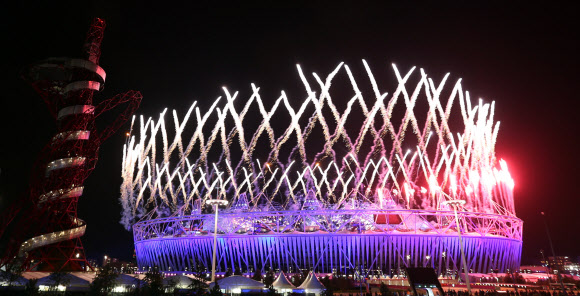 지구촌 최대 스포츠축제가 될 제30회 런던하계올림픽이 28일(한국시각) 영국 런던 북동부 리밸리의 올림픽스타디움에서 화려한 막을 올렸다. ‘경이로운 영국(Isles of Wonder)’이라는 주제로 열린 개막식은 대니 보일 감독이 연출을 맡아 산업화의 진통에서 회복해 미래를 바라보는 농촌의 이야기를 담았다. 개막식이 열린 주경기장 주변에서 불꽃놀이가 벌어지고 있다. 런던 연합뉴스