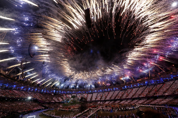 지구촌 최대 스포츠축제가 될 제30회 런던하계올림픽이 28일 영국 런던 북동부 리밸리의 올림픽스타디움에서 화려한 막을 올렸다. 이번 대회에는 전 세계 205개 나라에서 1만6천 여명의 선수단이 참가해 26개 종목에서 총 302개의 금메달을 놓고 기량을 겨룬다. 런던 연합뉴스