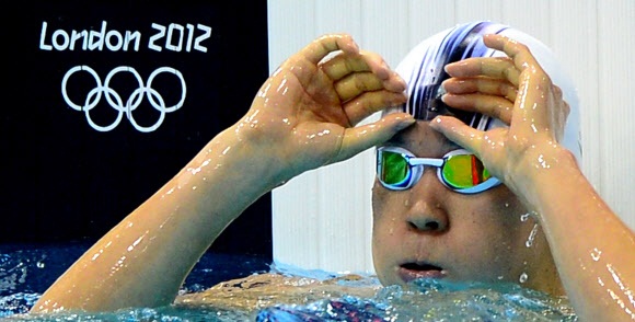 박태환이 28일 런던올림픽파크 아쿠아틱센터에서 열린 400m 예선전 경기에 출전했다. 박태환은 예선 3조 1위로 경기를 마쳤으나 공식기록에서 실격 처리 됐다. 경기를 마치고 기록판을 바라보고 있는 박태환. 런던 올림픽사진공동취재단