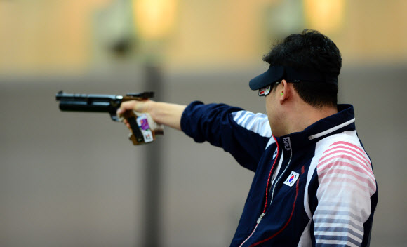 한국 사격의 간판 진종오가 28일 영국 런던 그리니치파크 왕립 포병대 기지 사격장에서 열린 런던올림픽 남자 10m 공기권총에서 금메달을 목에 걸었다. 런던 올림픽사진공동취재단