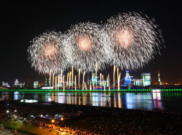 포항국제불빛축제가 열리고 있는 포항 형산강 체육공원에 28일 밤 8만5천여발의 화려한 불꽃쇼가 펼쳐져 밤하늘을 화려하게 수놓았다. 포스코제공/연합뉴스