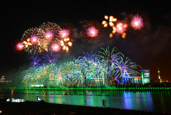 포항국제불빛축제가 열리고 있는 포항 형산강 체육공원에 28일 밤 8만5천여발의 화려한 불꽃쇼가 펼쳐져 밤하늘을 화려하게 수놓았다. 포스코제공/연합뉴스