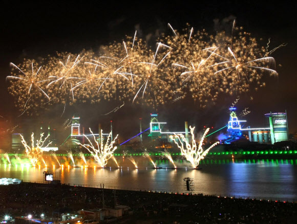 포항국제불빛축제가 열리고 있는 포항 형산강 체육공원에 28일 밤 8만5천여발의 화려한 불꽃쇼가 펼쳐져 밤하늘을 화려하게 수놓았다. 포스코제공/연합뉴스