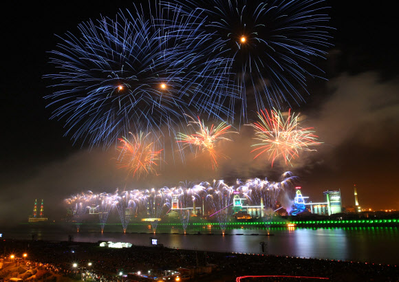 포항국제불빛축제가 열리고 있는 포항 형산강 체육공원에 28일 밤 8만5천여발의 화려한 불꽃쇼가 펼쳐져 밤하늘을 화려하게 수놓았다. 포스코제공/연합뉴스
