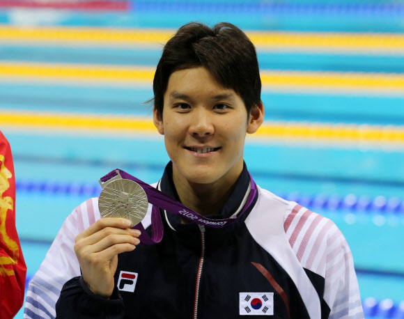 2012런던올림픽 남자 자유형 400m에 출전한 마린보이 박태환이 29일 새벽(한국시각) 런던 올림픽파크 내 아쿠아틱센터에서 열린 결승전에서 2위를 기록해 은메달을 목에 걸었다. 시상식 후 박태환이 포즈를 취하고 있다. 연합뉴스
