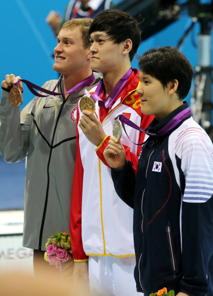2012런던올림픽 남자 자유형 400m에 출전한 마린보이 박태환이 29일 새벽(한국시각) 런던 올림픽파크 내 아쿠아틱센터에서 열린 결승전에서 2위를 기록해 은메달을 목에 걸었다. 시상식 후 박태환이 포즈를 취하고 있다. 연합뉴스