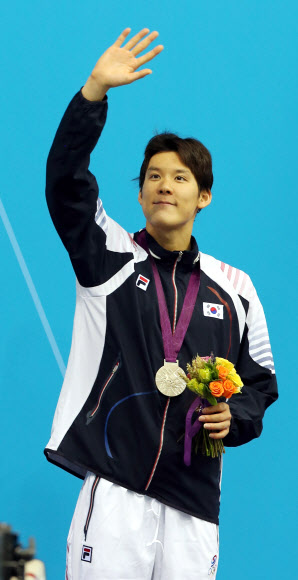 2012런던올림픽 남자 자유형 400m에 출전한 마린보이 박태환이 29일 새벽(한국시각) 런던 올림픽파크 내 아쿠아틱센터에서 열린 결승전에서 2위를 기록해 은메달을 목에 걸었다. 시상식에서 박태환이 손을 흔들며 관중에게 답례하고 있다. 연합뉴스