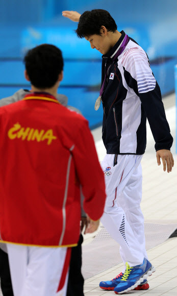 마린보이 박태환이 29일 새벽(한국시간) 영국 런던 올림픽파크의 아쿠아틱스 센터에서 열린 2012 런던올림픽 남자 자유형 400ｍ 결승에서 3분42초06으로 맞수 쑨양(중국·3분40초14)에 이어 은메달을 차지한뒤 포토포지션을 돌고 있다. 연합뉴스