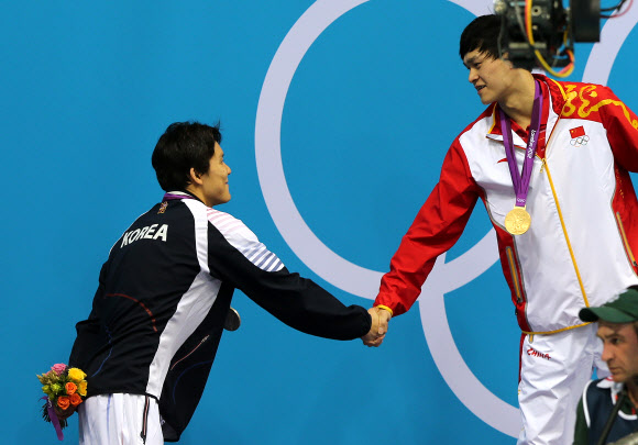 마린보이 박태환이 29일 새벽(한국시간) 영국 런던 올림픽파크의 아쿠아틱스 센터에서 열린 2012 런던올림픽 남자 자유형 400ｍ 결승에서 3분42초06으로 맞수 쑨양(중국·3분40초14)에 이어 은메달을 차지한뒤 시상대에서 악수하고  있다.  연합뉴스