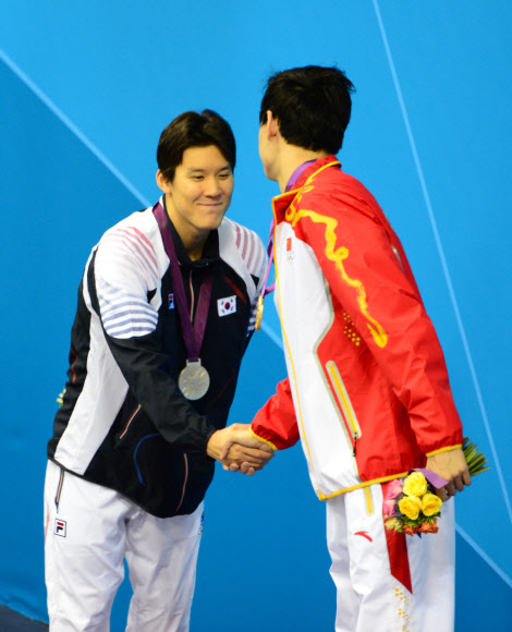 박태환이 28일 런던올림픽파크 아쿠아틱스센터에서 열린 남자 수영 400m에서 은메달을 차지한 후 시상대에 올라 1위를 차지한 쑨양과 악수를 나누고 있다. 런던=올림픽사진공동취재단