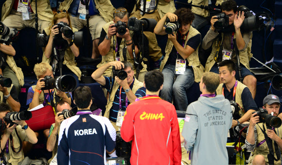 2012런던올림픽 남자 자유형 400m에 출전한 마린보이 박태환이 29일 새벽(한국시각) 런던 올림픽파크 내 아쿠아틱센터에서 열린 결승전에서 2위를 기록해 은메달을 목에 걸었다. 시상식 후 박태환(사진왼쪽)이 사진기자들 앞에서 포즈를 취하고 있다. 런던=올림픽사진공동취재단