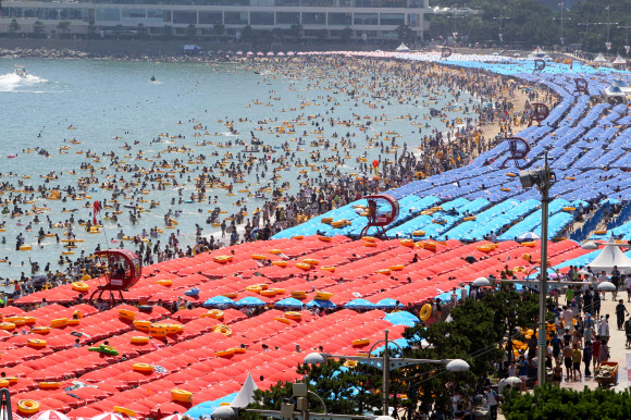 불볕더위가 지속된 29일 부산 해운대해수욕장에는 올들어 가장 많은 70만명의 인파가 몰려 올 여름 피서의 절정을 이뤘다. 연합뉴스