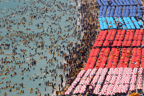 불볕더위가 지속된 29일 본격적인 휴가시즌을 맞아 부산 해운대해수욕장에는 올들어 가장 많은 70만명의 인파가 몰렸다. 피서객들이 물놀이를 즐기고 있다. 연합뉴스