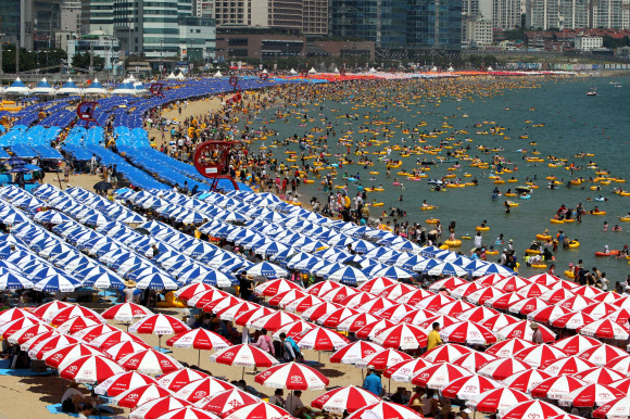 불볕더위가 지속된 29일 부산 해운대해수욕장에서 피서객들이 물놀이를 즐기고 있다. 이날 해운대에는 올들어 가장 많은 70만명의 인파가 몰려 올 여름 피서의 절정을 이뤘다.  연합뉴스