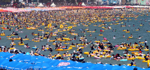 불볕더위가 지속된 29일 부산 해운대해수욕장에서 피서객들이 물놀이를 즐기고 있다. 이날 해운대에는 올들어 가장 많은 70만명의 인파가 몰려 올 여름 피서의 절정을 이뤘다. 연합뉴스