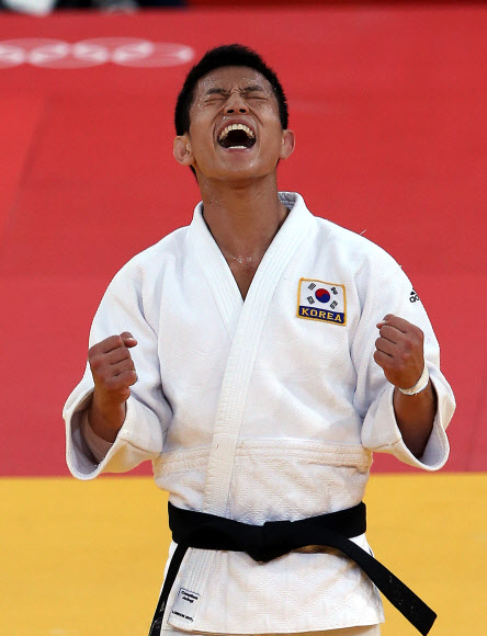 2012 런던올림픽 남자 유도 66kg급 조준호(한국마사회)가 30일 새벽(현지시간) 런던의 엑셀 런던 노스 아레나에서 열린  동메달 결정전에서 스페인의 수고이 우리아르테에 심판 전원일치 판정승을 거둔뒤 환호하고 있다.  연합뉴스