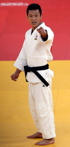 2012 런던올림픽 남자 유도 66kg급 조준호(한국마사회)가 30일 새벽(현지시간) 런던의 엑셀 런던 노스 아레나에서 열린  동메달 결정전에서 스페인의 수고이 우리아르테에 심판 전원일치 판정승을 거둔뒤 환호하고 있다.  연합뉴스