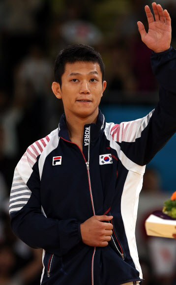 2012 런던올림픽 남자 유도 66kg급 조준호(한국마사회)가 30일 새벽(현지시간) 런던의 엑셀 런던 노스 아레나에서 시상대에 올라 인사하고 있다. 조준호는 동메달 결정전에서 스페인의 수고이 우리아르테에 심판 전원일치 판정승을 거뒀다.   연합뉴스
