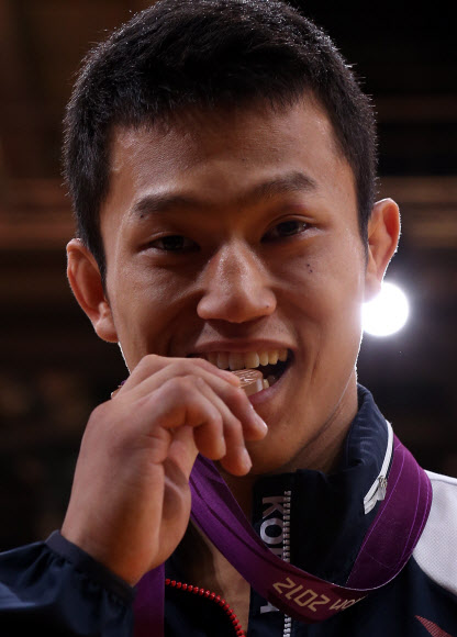 2012 런던올림픽 남자 유도 66kg급 조준호(한국마사회)가 30일 새벽(현지시간) 런던의 엑셀 런던 노스 아레나에서 동메달을 깨물어 보이고 있다. 조준호는 동메달 결정전에서 스페인의 수고이 우리아르테에 심판 전원일치 판정승을 거뒀다.  연합뉴스