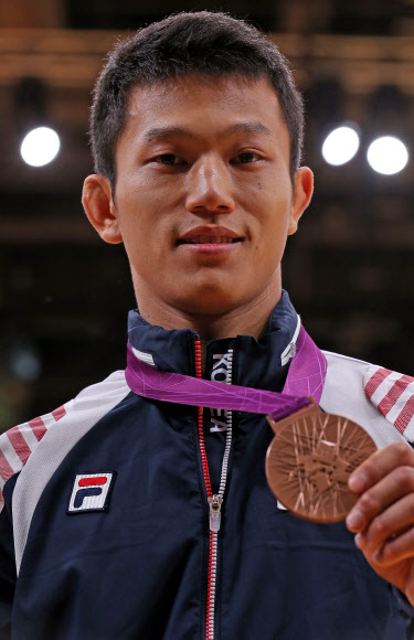 2012 런던올림픽 남자 유도 66kg급 조준호(한국마사회)가 30일 새벽(현지시간) 런던의 엑셀 런던 노스 아레나에서 동메달을 들어 보이고 있다. 조준호는 동메달 결정전에서 스페인의 수고이 우리아르테에 심판 전원일치 판정승을 거뒀다.  연합뉴스