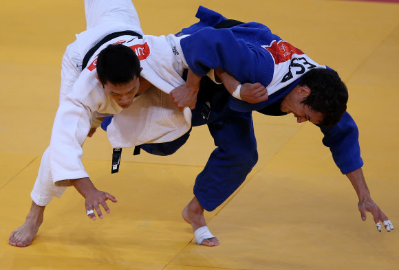 2012 런던올림픽 남자 유도 66kg급 조준호(한국마사회)가 30일 새벽(현지시간) 런던의 엑셀 런던 노스 아레나에서 열린 동메달 결정전에서 스페인의 수고이 우리아르테를 공격하고 있다.  연합뉴스