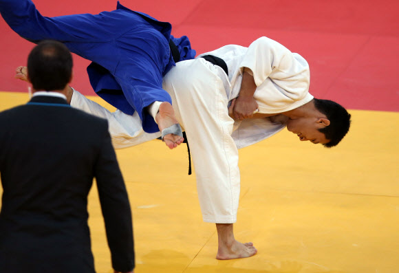 2012 런던올림픽 남자 유도 66kg급 조준호(한국마사회)가 30일 새벽(현지시간) 런던의 엑셀 런던 노스 아레나에서 열린 동메달 결정전에서 스페인의 수고이 우리아르테를 공격하고 있다.  연합뉴스