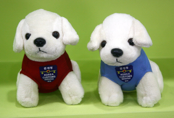 김해세관은 수출입 통관과 휴대품 검사 과정에서 실수가 있거나 마찰이 생길 경우 마약견 인형을 기념품으로 주고 있어 김해공항 입국객들에게 좋은 반응을 얻고 있다.  김해세관 제공