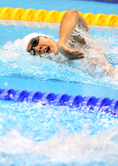 남자 200m 자유형 준결승전이 열린 29일 오후(현지시각) 런던 올림픽파크 아쿠아틱 센터에서 박태환 선수가 역영하고 있다. 박태환은 3위로 결승에 진출했다.  런던=올림픽사진공동취재단