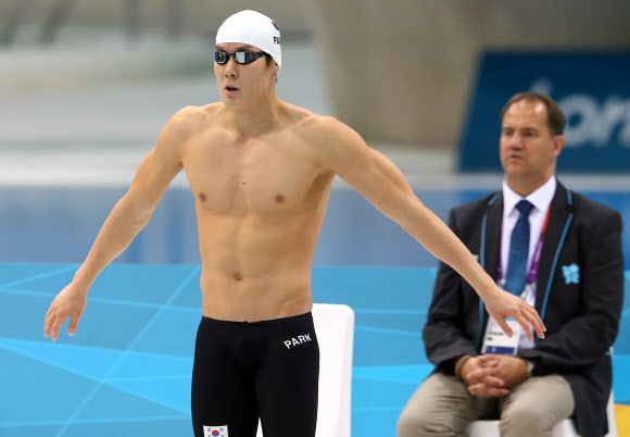남자 200m 자유형 준결승전이 열린 29일 오후(현지시각) 런던 올림픽파크 아쿠아틱 센터에서 박태환 선수가 경기준비를 하고 있다. 박태환은 3위로 결승에 진출했다.  런던=올림픽사진공동취재단