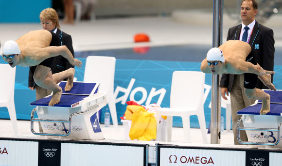 남자 200m 자유형 준결승전이 열린 29일 오후(현지시각) 런던 올림픽파크 아쿠아틱 센터에서 박태환, 쑨양(중국.왼쪽) 선수가 출발을 하고 있다. 박태환은 3위로 결승에 진출했다.  런던=올림픽사진공동취재단