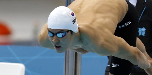 박태환이 31일(한국시간)  영국 런던 올림픽파크 아쿠아틱스 센터에서 열린 2012 런던올림픽 남자 자유형 200ｍ 결승에서 힘차게 출발하고 있다.  연합뉴스