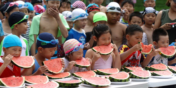 서초구청은 계속되는 무더위를 맞아 31일 양재천 수영장에서 ‘수박 빨리먹기 대회’를 진행했다. 초등학생 이하 어린이 60명을 선착순으로 받아 조별 1등에게 소정의 상품을 지급했다.  연합뉴스