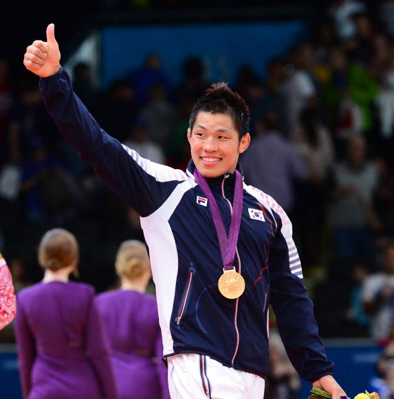 남자 유도 81kg이하급에 금메달을 딴  김재범이 31일 오후(현지시각) 런던 엑셀런던 노스아레나에서 열린 시상식에서 검지손가락을 뻗어 관중들의 환호에 답하고 있다.   올림픽사진공동취재단