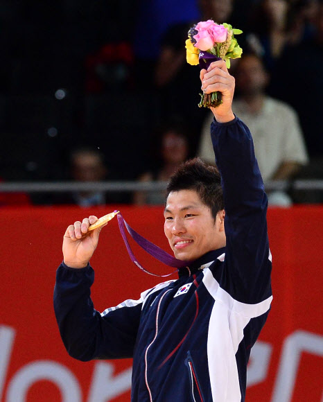남자 유도 81kg이하급에 금메달을 딴  김재범이 31일 오후(현지시각) 런던 엑셀런던 노스아레나에서 열린 시상식에서 메달과 꽃다발을 들고 관중들의 환호에 답하고 있다.  올림픽사진공동취재단